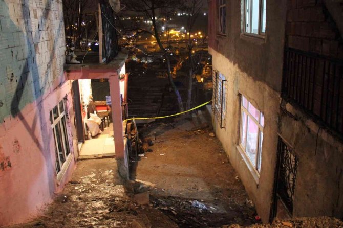 İ̇ki Aile Birbirine Girdi, Ortalık Savaş Alanına Döndü: 1 Ölü, 6 Yaralı