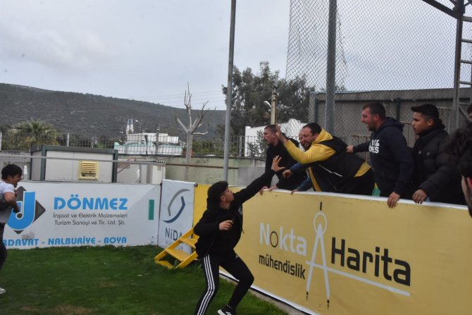 Tribünden İnip Top Toplayıcısına Saldırdı
