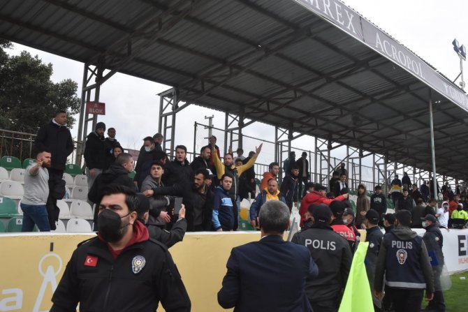 Tribünden İnip Top Toplayıcısına Saldırdı