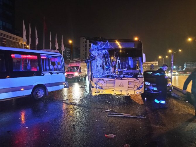 Maltepe’de İ̇ett Otobüsü Yolcu Bekleyen Minibüse Çarptı: 5 Yaralı