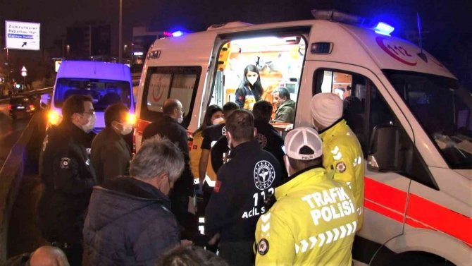 Maltepe’de İ̇ett Otobüsü Yolcu Bekleyen Minibüse Çarptı: 5 Yaralı