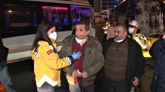 Maltepe’de İ̇ett Otobüsü Yolcu Bekleyen Minibüse Çarptı: 5 Yaralı