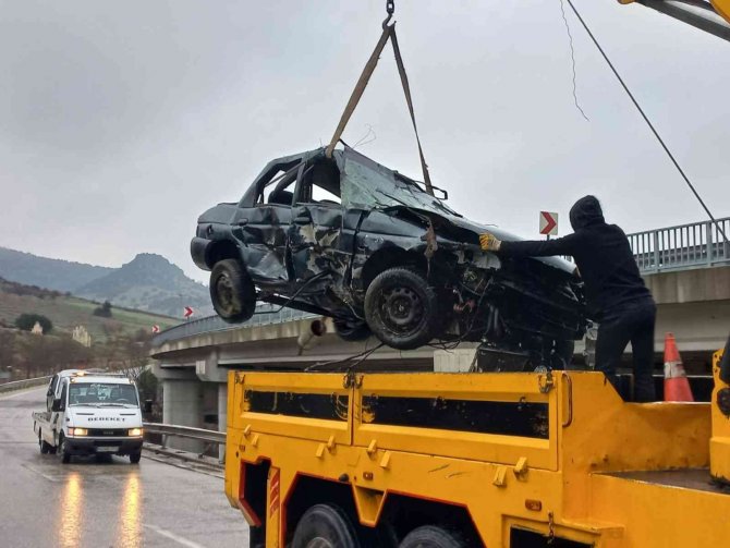Kontrolden Çıkan Otomobil Dereye Uçtu; 1 Yaralı