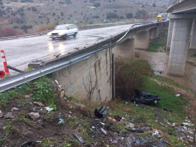 Kontrolden Çıkan Otomobil Dereye Uçtu; 1 Yaralı