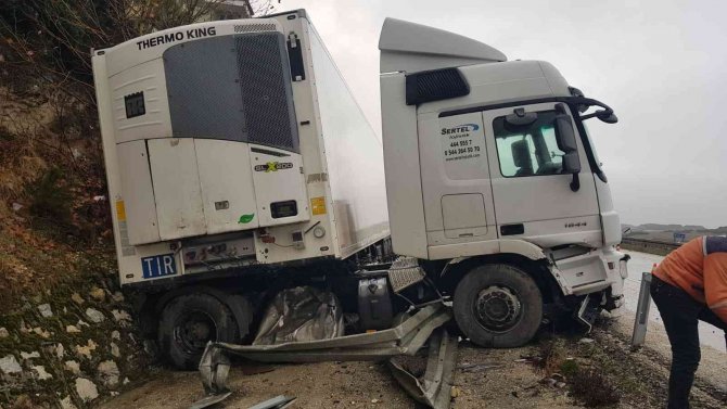 Kontrolden Çıkan Tır Sulama Kanalına Düştü; 1 Ağır Yaralı