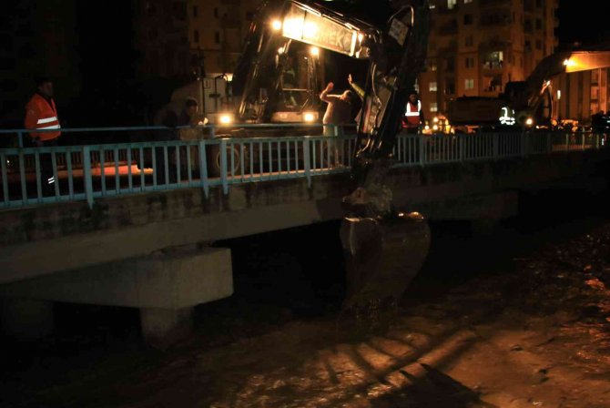 Mersin’de Alata Deresi’nde Sel Nöbeti