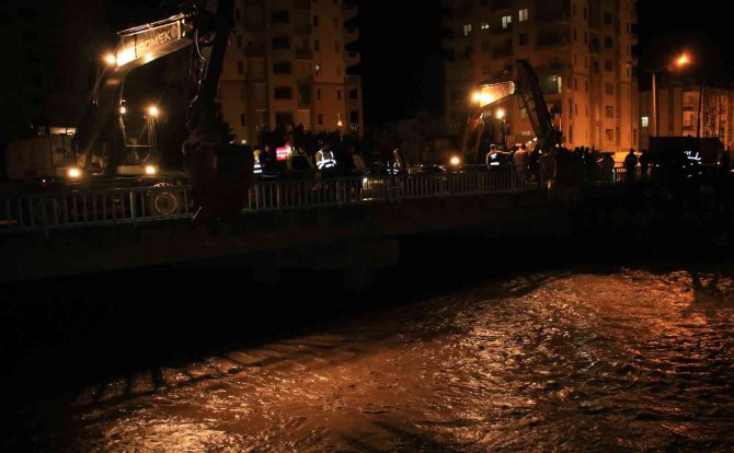 Mersin’de Alata Deresi’nde Sel Nöbeti
