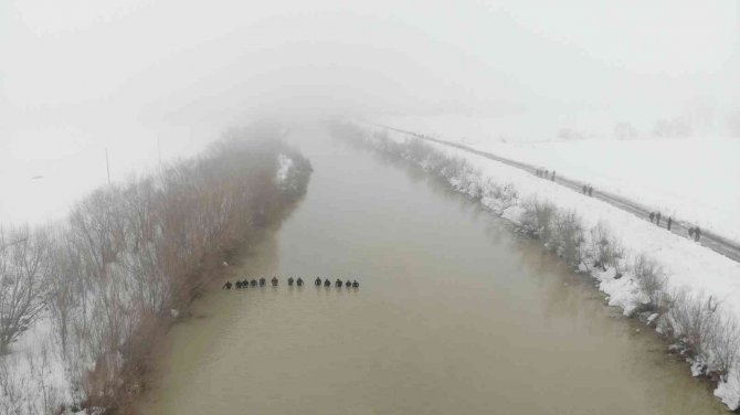 Karasu Nehri’ne Düşen Yağmur İçin Arama Çalışmalarına Ara Verildi