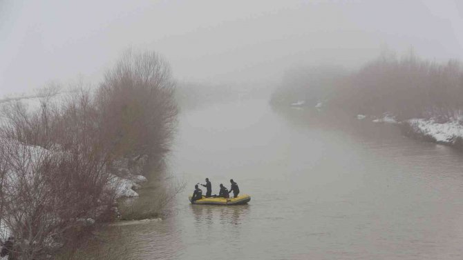 Karasu Nehri’ne Düşen Yağmur İçin Arama Çalışmalarına Ara Verildi