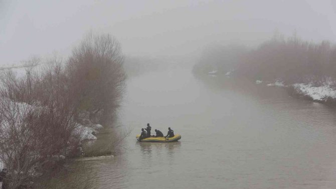 Karasu Nehri’ne Düşen Yağmur İçin Arama Çalışması Devam Ediyor