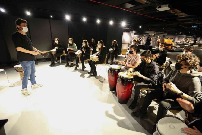 Öğrenciler Müzede Ritim Öğreniyor