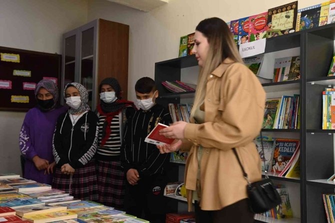 Onikişubat Belediyesi’nden Okula Bin Kitap