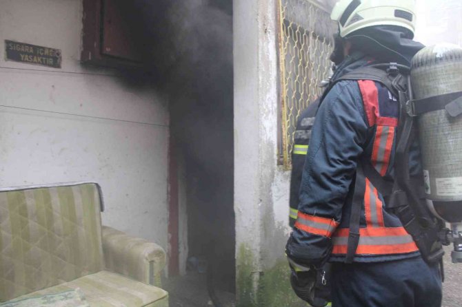 Elektrik Kontağından Çıkan Yangın Evi Kullanılamaz Hale Getirdi