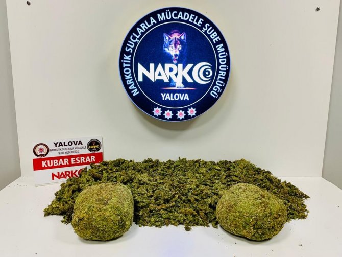 Polisten Kaçarken 5 Kilo Uyuşturucuyu Yola Attı