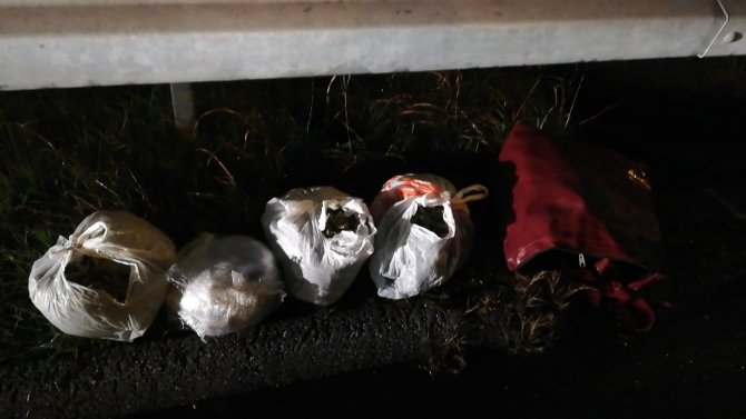 Polisten Kaçarken 5 Kilo Uyuşturucuyu Yola Attı