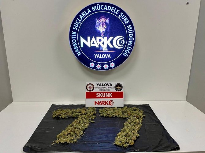Polisten Kaçarken 5 Kilo Uyuşturucuyu Yola Attı