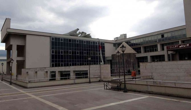 Osmaniye’de Ağaçlar Devrildi, Çatılar Uçtu
