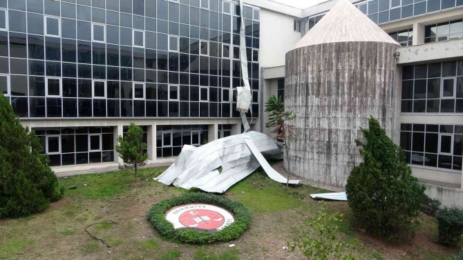 Osmaniye’de Ağaçlar Devrildi, Çatılar Uçtu