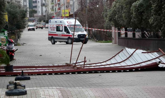 Osmaniye’de Ağaçlar Devrildi, Çatılar Uçtu