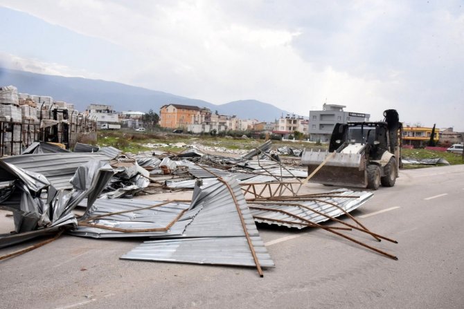 Osmaniye’de Fırtına Sonrası Temizlik Çalışmaları Sürüyor