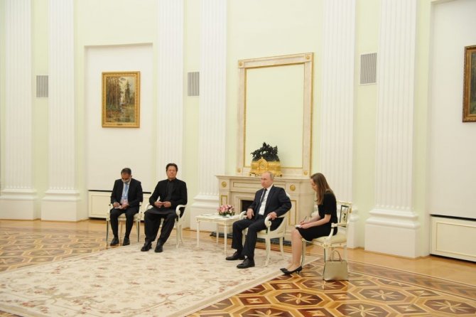 Putin’den Ukrayna Krizinin Ortasında Resmi Görüşme