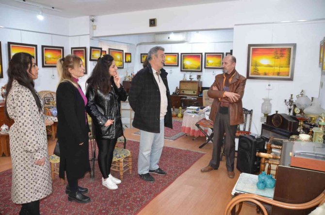 Sarı Renk Hayranı Ressam 37. Kişisel Sergisinin Kapılarını Açtı