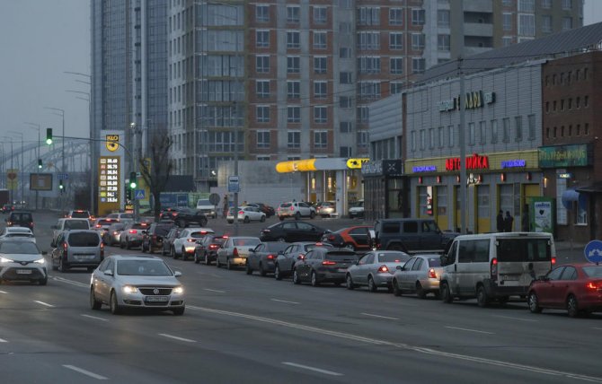 Kiev’i Terk Eden Halk Uzun Araç Kuyrukları Oluşturdu