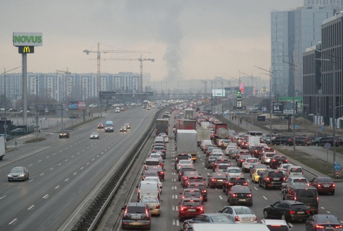 Kiev’i Terk Eden Halk Uzun Araç Kuyrukları Oluşturdu