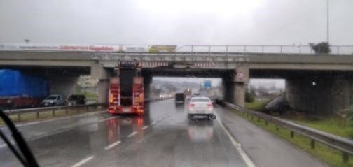 Yüksekliği Hesaplayamayınca Beton Üst Geçide Çarptı