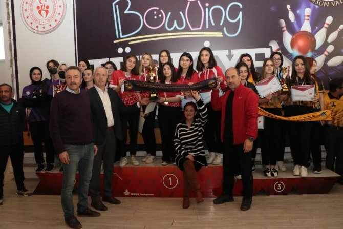 Liselerarası Bowling Türkiye Şampiyonası’nın Kazananlar Kupalarını Aldı