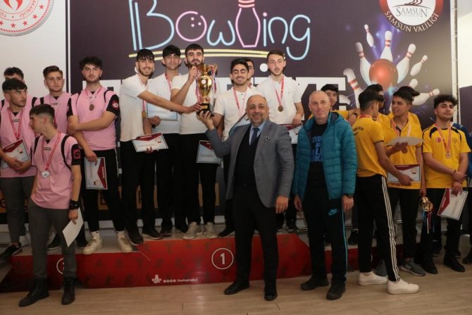 Liselerarası Bowling Türkiye Şampiyonası’nın Kazananlar Kupalarını Aldı