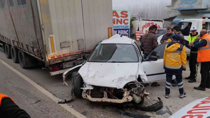 Otomobil Tıra Arkadan Çarptı