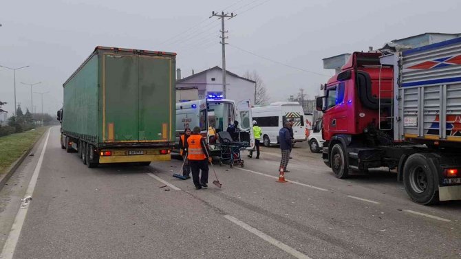 Otomobil Tıra Arkadan Çarptı