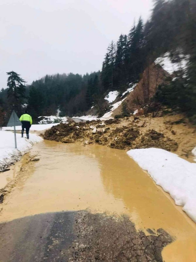 Sinop’ta Meydana Gelen Heyelan 2 Köy Yolunu Kapattı