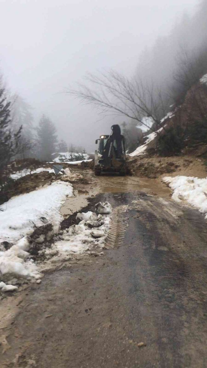 Sinop’ta Meydana Gelen Heyelan 2 Köy Yolunu Kapattı