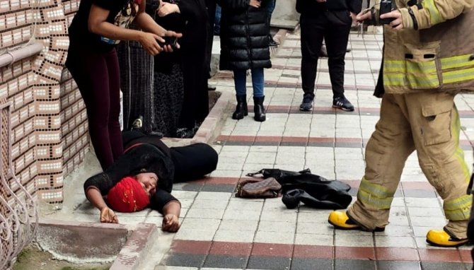 Sultangazi’de Evinin Yandığını Gören Yabancı Uyruklu Kadın Sinir Krizi Geçirdi