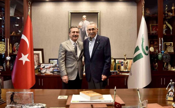 Başkan Ataç’a Kitabını Hediye Etti