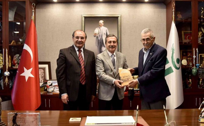 Başkan Ataç’a Kitabını Hediye Etti