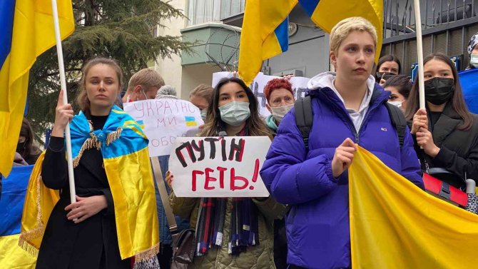 Türkiye’de Yaşayan Ukraynalılar, Rusya’yı Protesto Etti: "Putin Ukrayna’dan Git"