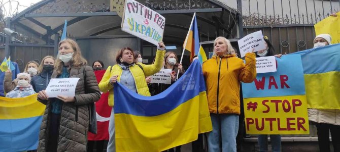 Türkiye’de Yaşayan Ukraynalılar, Rusya’yı Protesto Etti: "Putin Ukrayna’dan Git"