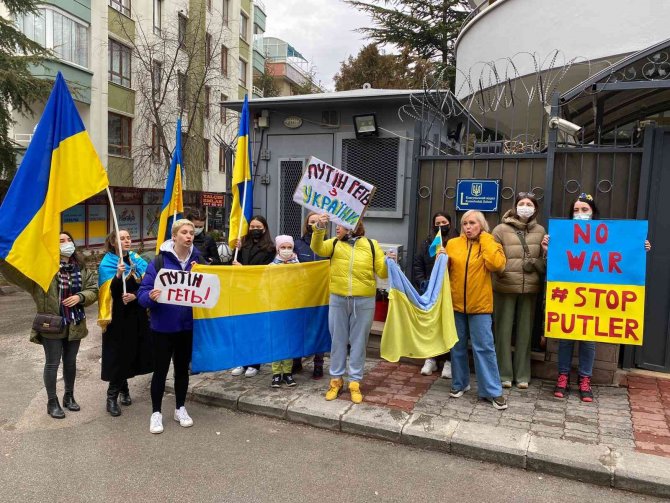 Türkiye’de Yaşayan Ukraynalılar, Rusya’yı Protesto Etti: "Putin Ukrayna’dan Git"