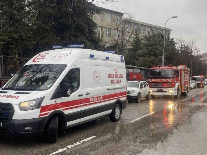 Üsküdar’da Marmara Üniversitesi’nde Yangın Paniği