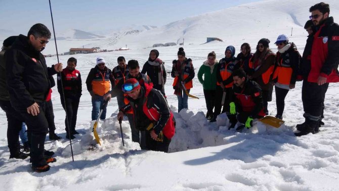 Van’da Afet Gönüllüleri Çığ Eğitimi Aldı