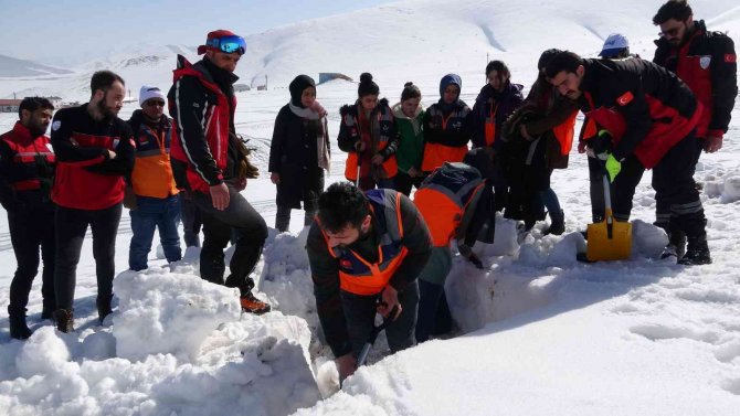 Van’da Afet Gönüllüleri Çığ Eğitimi Aldı
