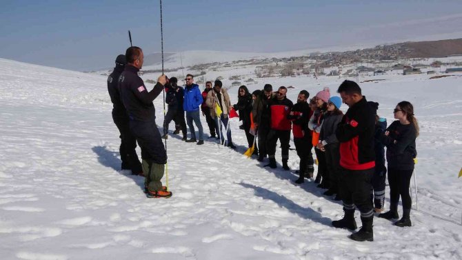 Van’da Afet Gönüllüleri Çığ Eğitimi Aldı