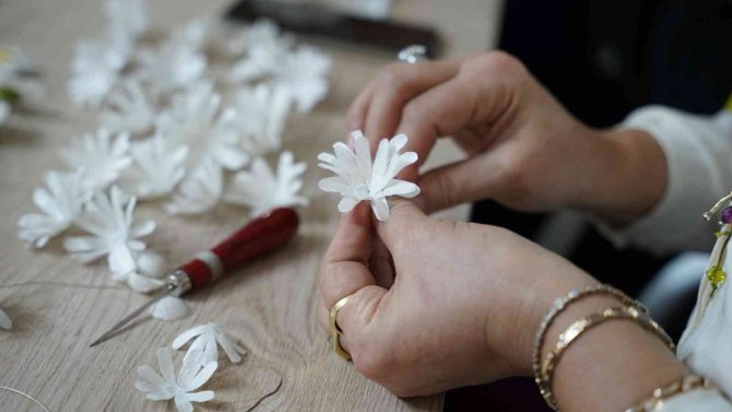 İ̇pek Kozaları Çiçek Oldu