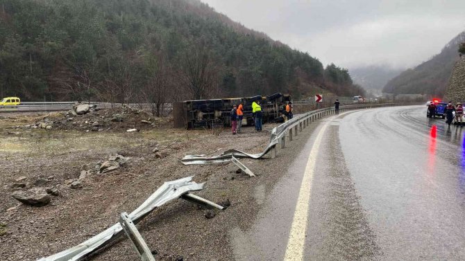 Kamyon Demir Bariyerlere Çarparak Devrildi: 1 Yaralı