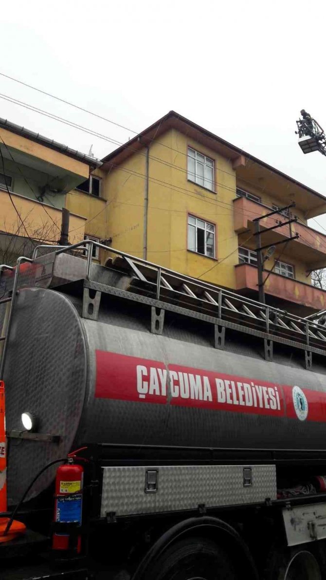 Dört Katlı Binada Çıkan Yangın Yürekleri Ağızlara Getirdi