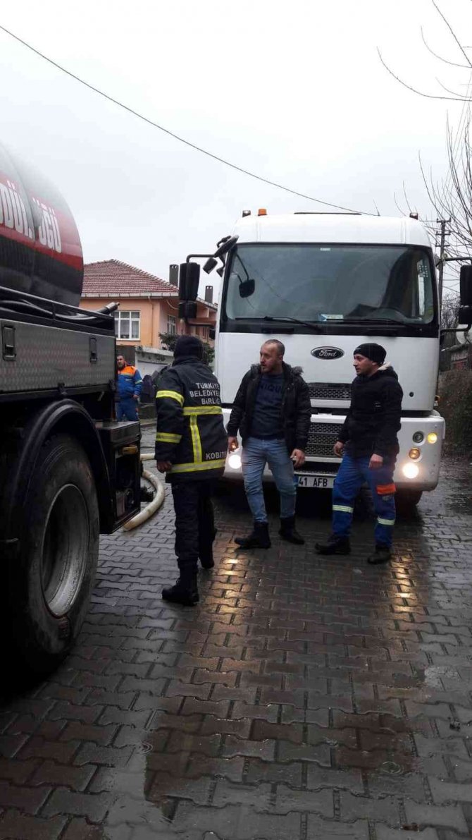 Dört Katlı Binada Çıkan Yangın Yürekleri Ağızlara Getirdi