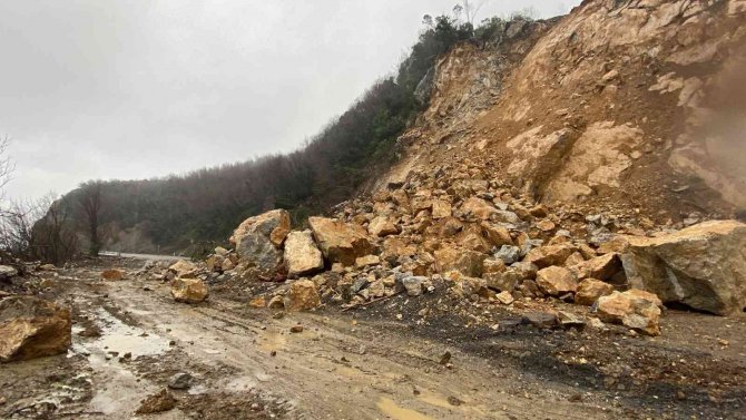 Heyelanın Meydana Geldiği Karayolu Ulaşıma Açılmayı Bekliyor